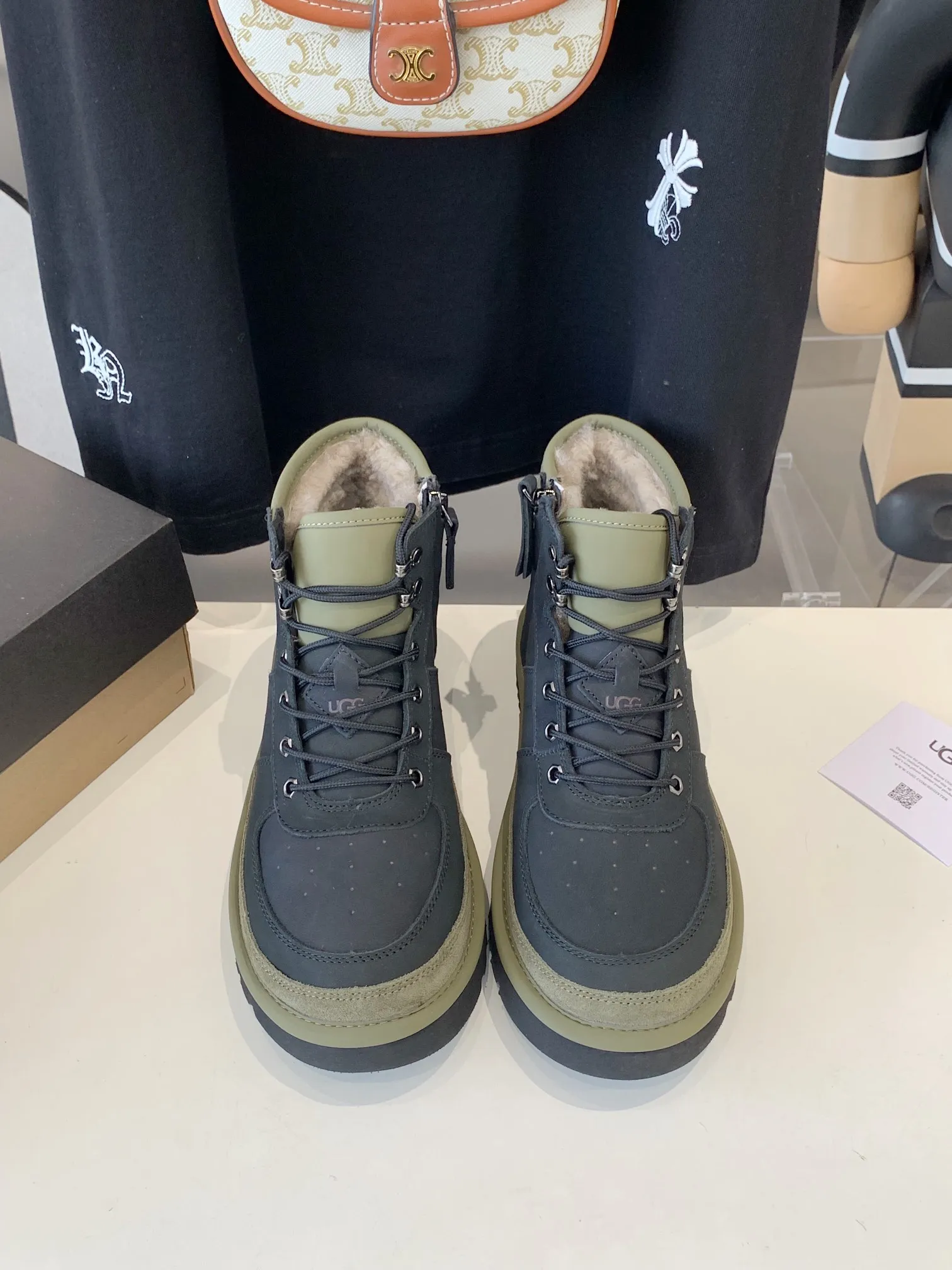 [UGG] P: 660💰 Men's model. Size: 39-44 𝐔gg 1122170 Side zipper Highlander men's shoes. Men's sheepskin lining imported from Australia. Sole. Light wing technology outsole. The upper foot is very comfortable. Men's snow boots are OK for husband and dad. High-end atmosphere. Three colors: chestnut, dark brown, olive green.